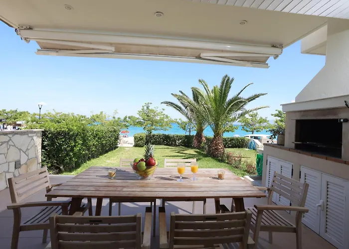 The View - Beachfront, 5 Bedrooms, Bbq, View Villa